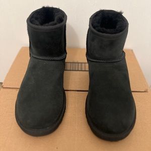Like new short UGG boots - women’s 7